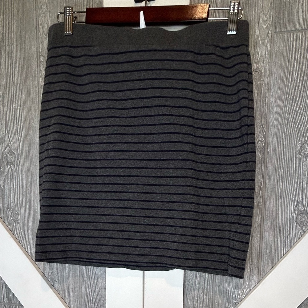 Bag148. Banana Republic gray and blue stripe skirt Sz S, L18”.